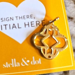 Stella & Dot Clover Pendant M-gold